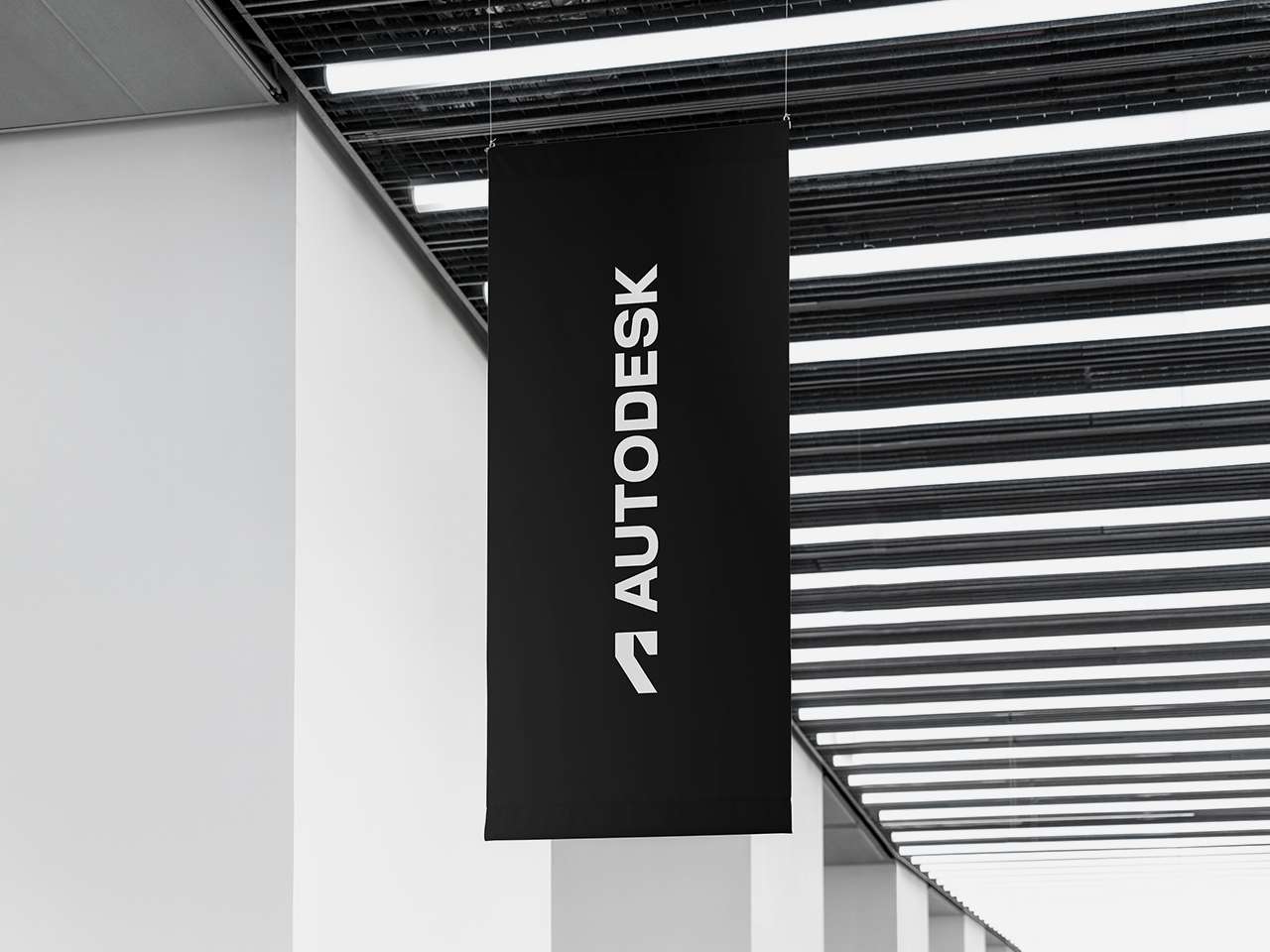 Messe-Banner von Autodesk mit Logo hängt von der Decke